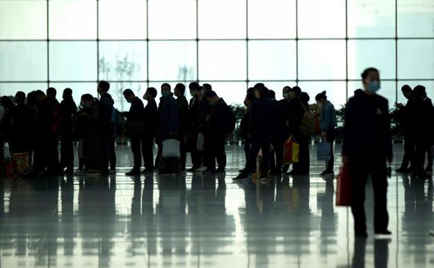 El transporte público arranca en Wuhan y los ciudadanos de Hubei ya pueden viajar
