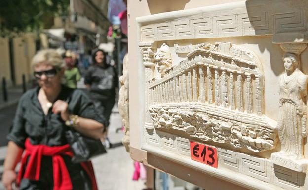 Turistas por las calles del barrio atiense de la Plaka. 