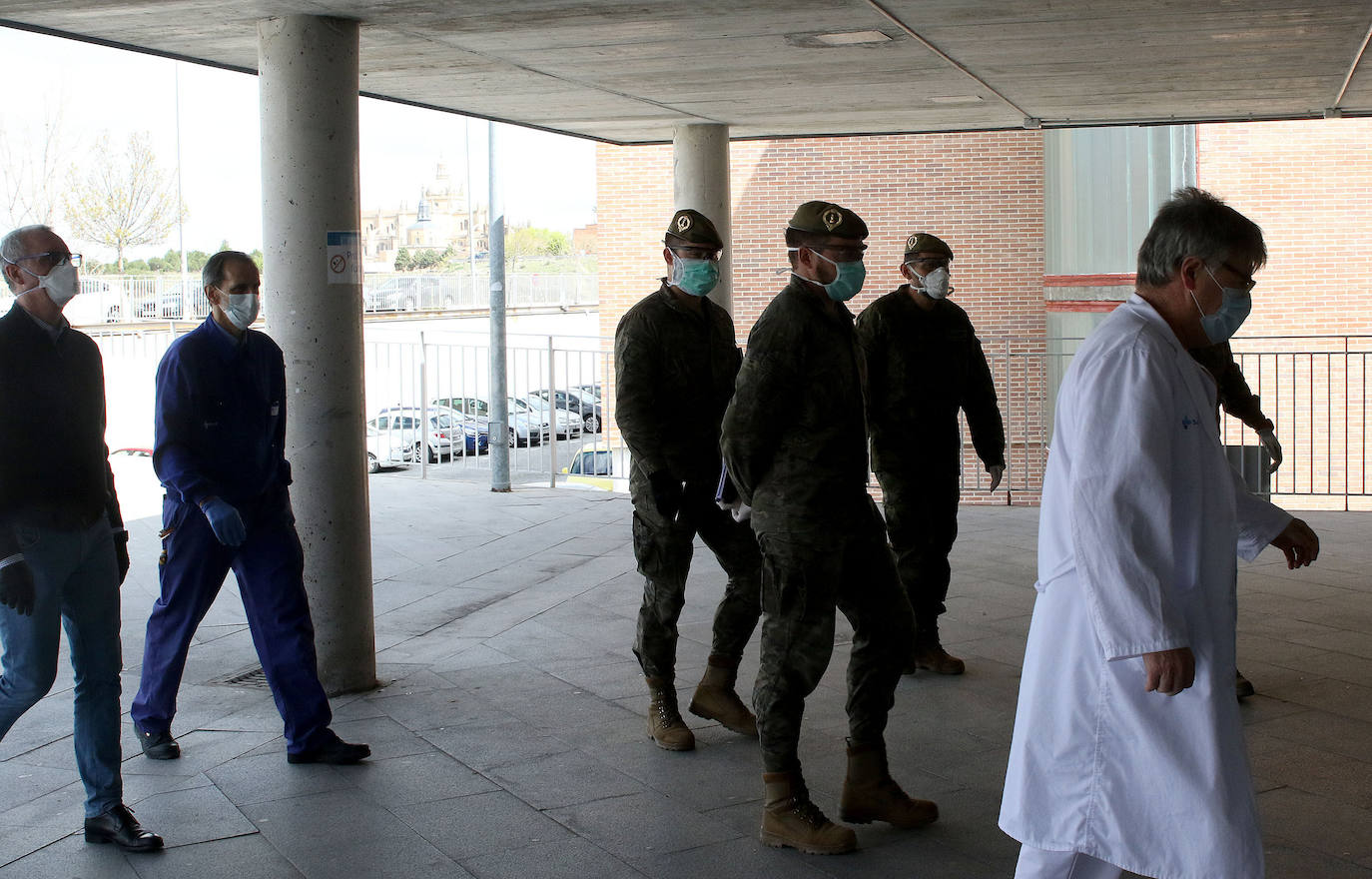 Trabajos durante la tarde de este jueves en el aparcamiento del Hospital de General.