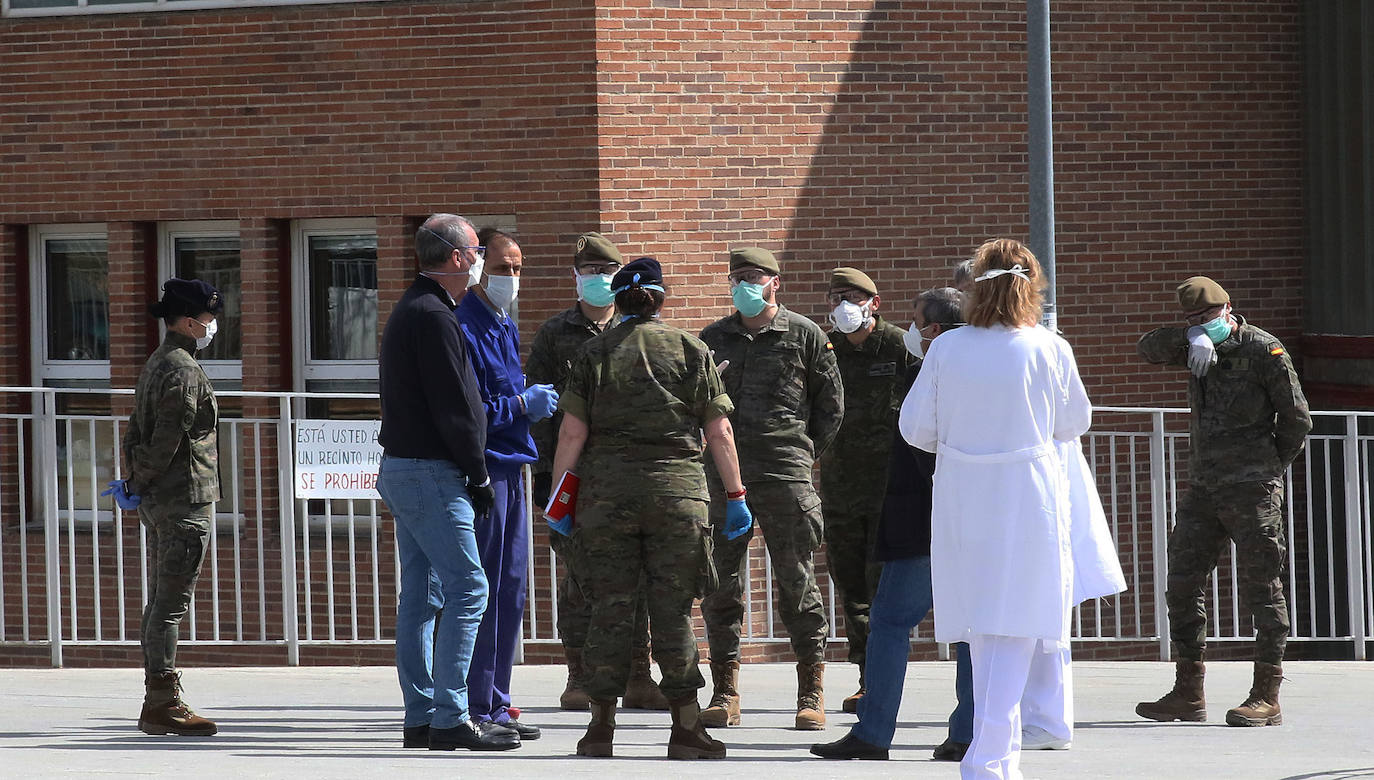 Trabajos durante la tarde de este jueves en el aparcamiento del Hospital de General.