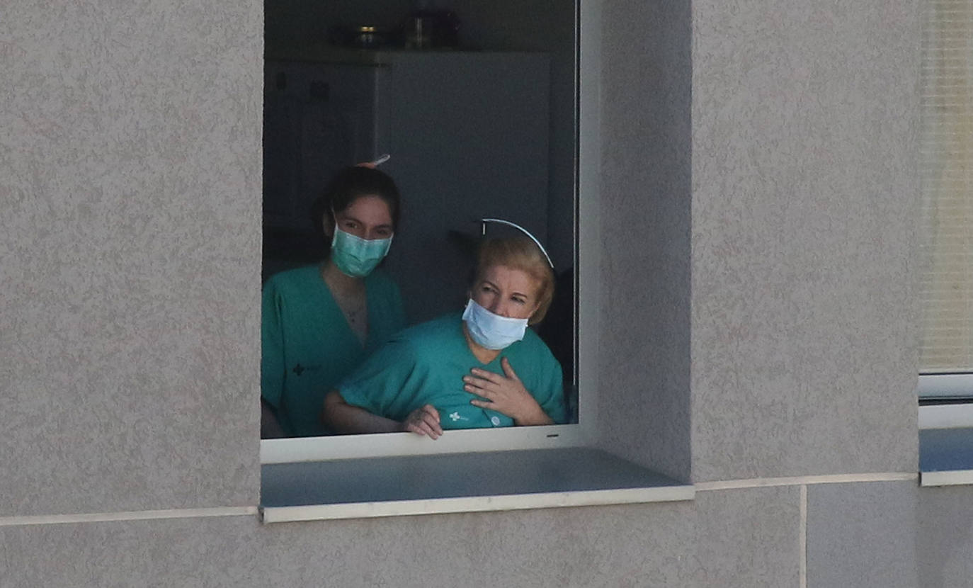 Trabajos durante la tarde de este jueves en el aparcamiento del Hospital de General.