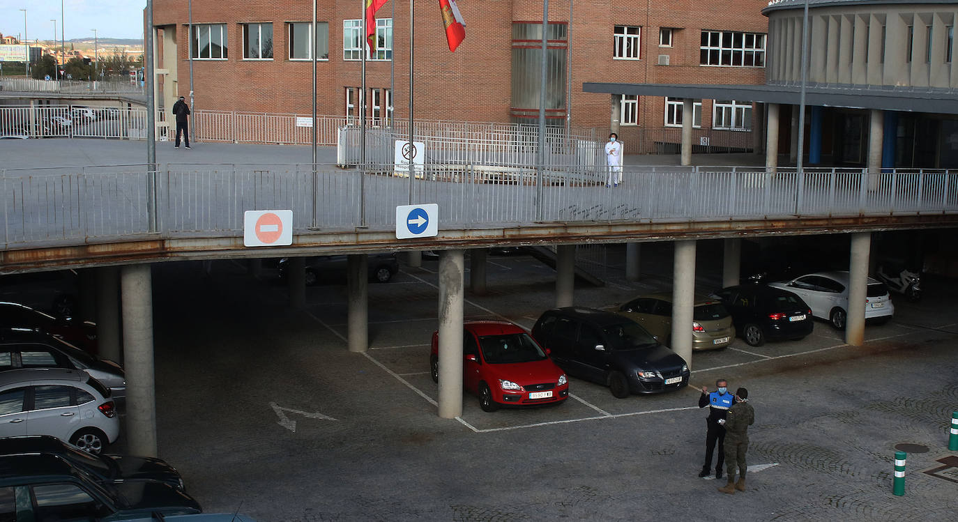 Trabajos durante la tarde de este jueves en el aparcamiento del Hospital de General.
