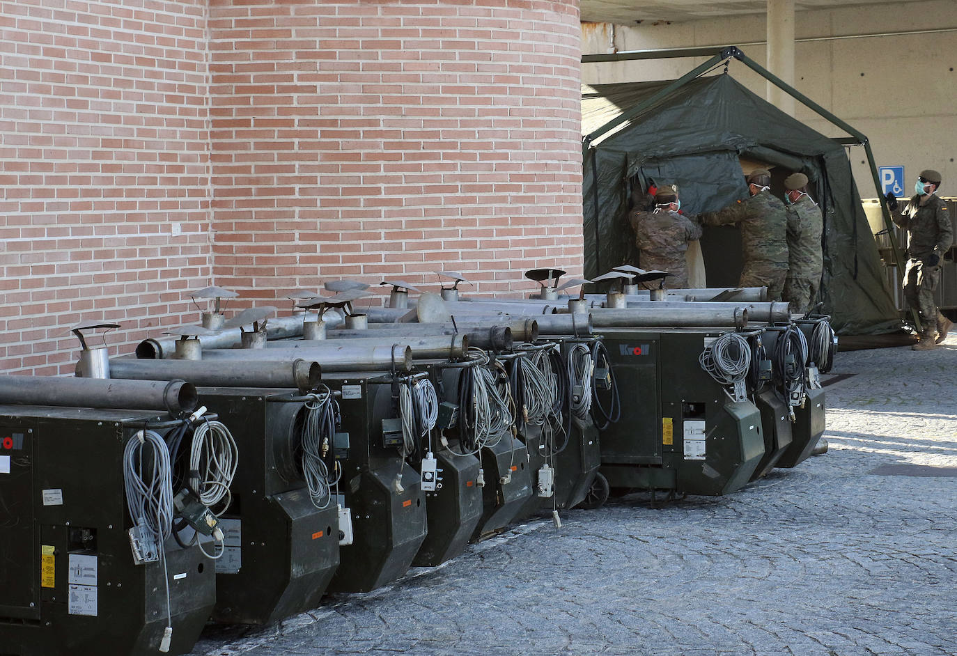 Trabajos durante la tarde de este jueves en el aparcamiento del Hospital de General.