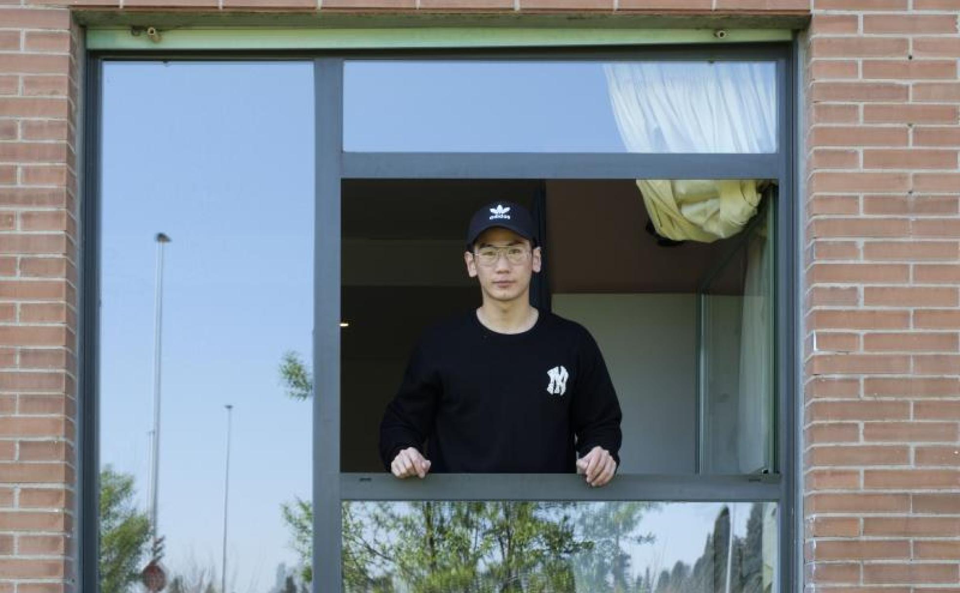 Wang Penghui, uno de los estudiantes chinos en Valladolid, en la ventana de los apartamentos de la UVA