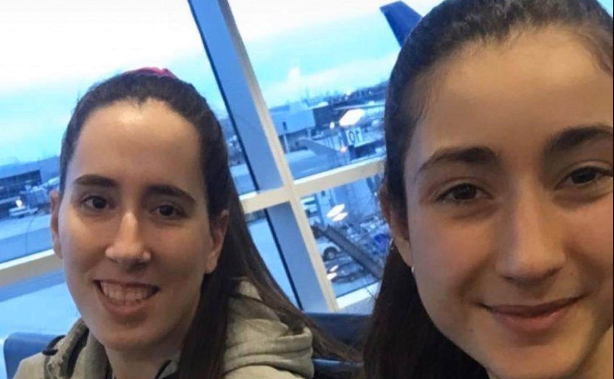 Cristina Soriano e Irene Pérez esperan su vuelo en el aeropuerto JFK de Nueva York. 