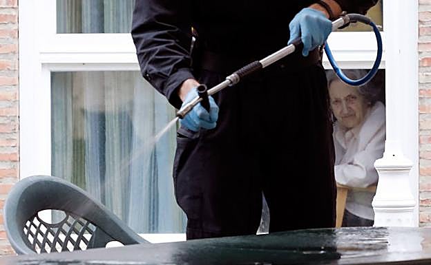 Miembros de la Unidad Militar de Emergencias (UME) proceden desde hoy a la desinfección de Centro de Mayores.