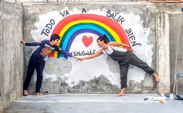 Imagen principal - Ana Chamorro y su hijo Rubén, con el mural pintado en el patio de su casa en Girón. Debajo, Miguel y Gonzalo juegan a al rana en el jardín, y Ana Rojo cuida sus plantas. 