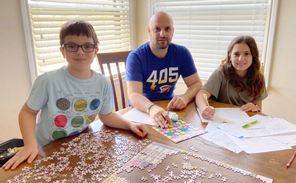 Ángel García, este miércoles, haciendo los deberes y puzzles con Claudia y Darío.