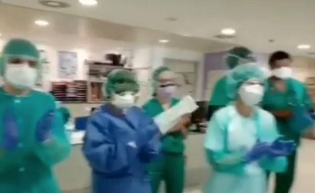 Vídeo: Aplausos en la UCI de Segovia para el primer enfermo de Covid-19 extubado