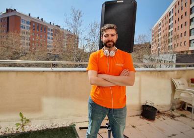 Imagen secundaria 1 - Saúl hace deporte en el balcón de su casa. Debajo, Gonzalo Martín Delgado pone música en Parquesol y Joel y Kevin Hernando ofrecen clases de zumba desde su patio. 