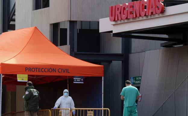 La mayor carga virológica de los pacientes graves facilita el contagio del personal sanitario