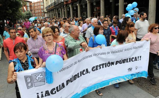 Marcha organizada por la Federación Antonio Machado para festejar la remunicipalización del agua en Valladolid, en 2017.