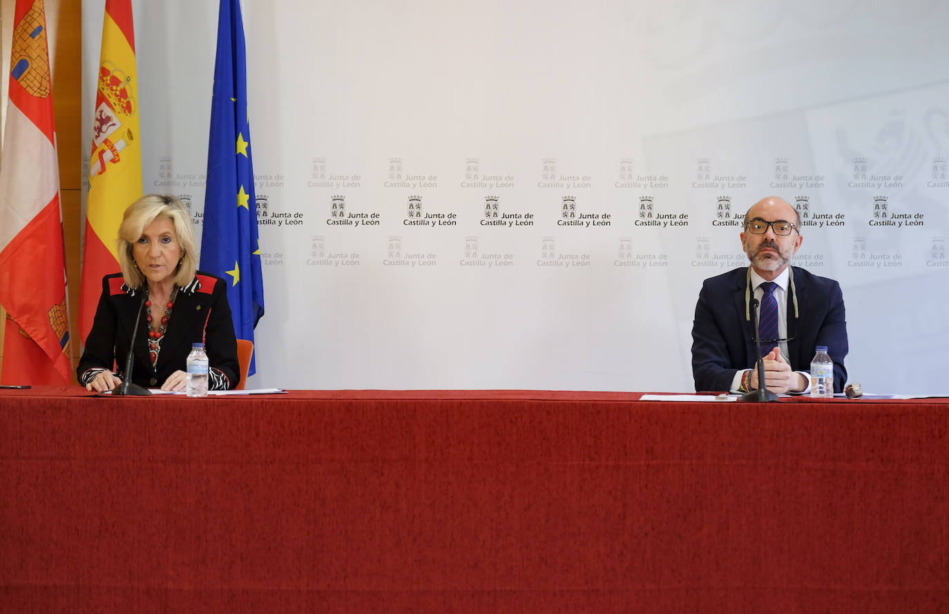 Los consejeros de Sanidad y de Cultura, Verónica Casado y Javier Ortega, durante la rueda de prensa para informar sobre la evolución del coronavirus.