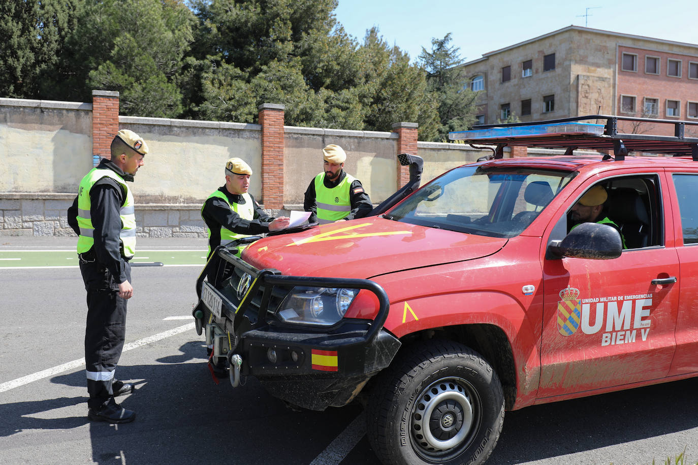 Efectivos de la Unidad Militar de Emergencia (UME) preparan una salida en Salamanca.