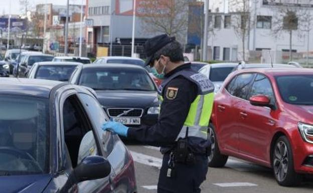 Denunciada por estar sentada en un banco en Valladolid esperando para desayunar con unas amigas