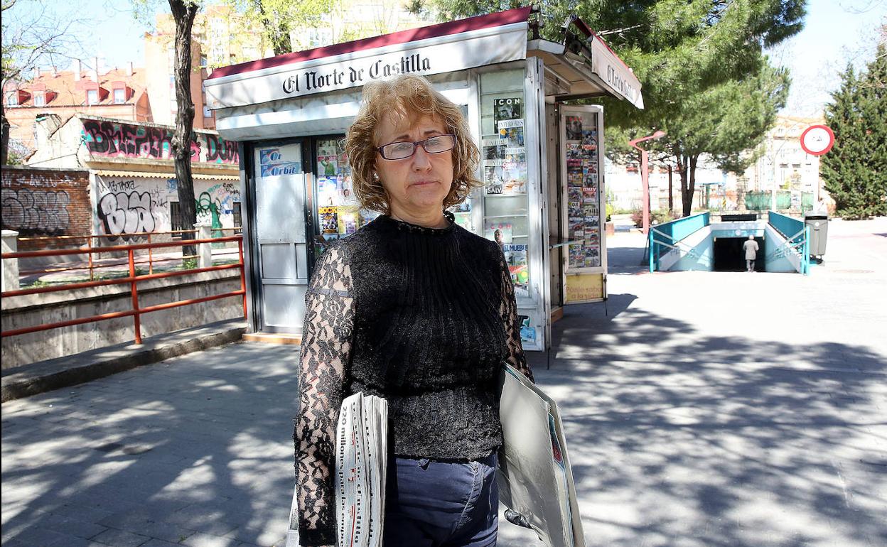 Carmen Sánchez, frente a su quiosco de Las Delicias. 