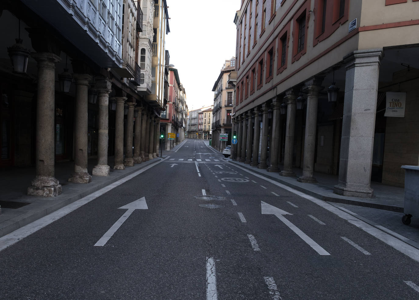 El confinamiento en los domicilios al que obliga el estado de alarma por la crisis del coronavirus ha dejado prácticamente desiertas las calles de Valladolid. 