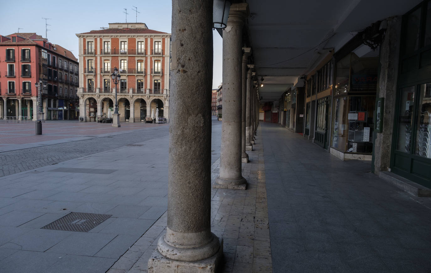 El confinamiento en los domicilios al que obliga el estado de alarma por la crisis del coronavirus ha dejado prácticamente desiertas las calles de Valladolid. 