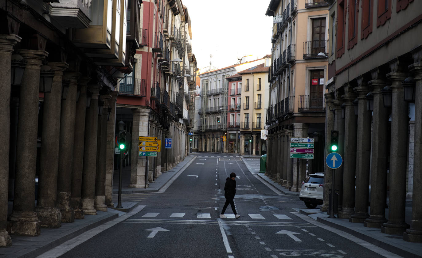 El confinamiento en los domicilios al que obliga el estado de alarma por la crisis del coronavirus ha dejado prácticamente desiertas las calles de Valladolid. 