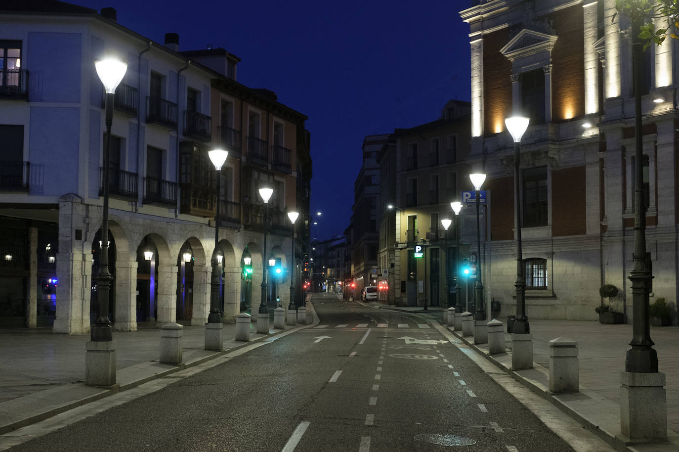 El confinamiento en los domicilios al que obliga el estado de alarma por la crisis del coronavirus ha dejado prácticamente desiertas las calles de Valladolid. 