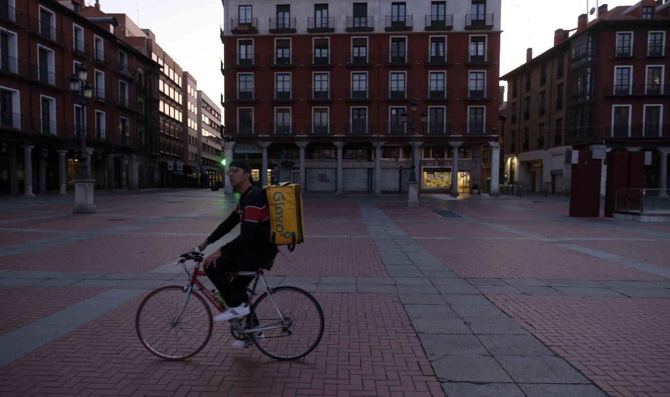 El confinamiento en los domicilios al que obliga el estado de alarma por la crisis del coronavirus ha dejado prácticamente desiertas las calles de Valladolid. 