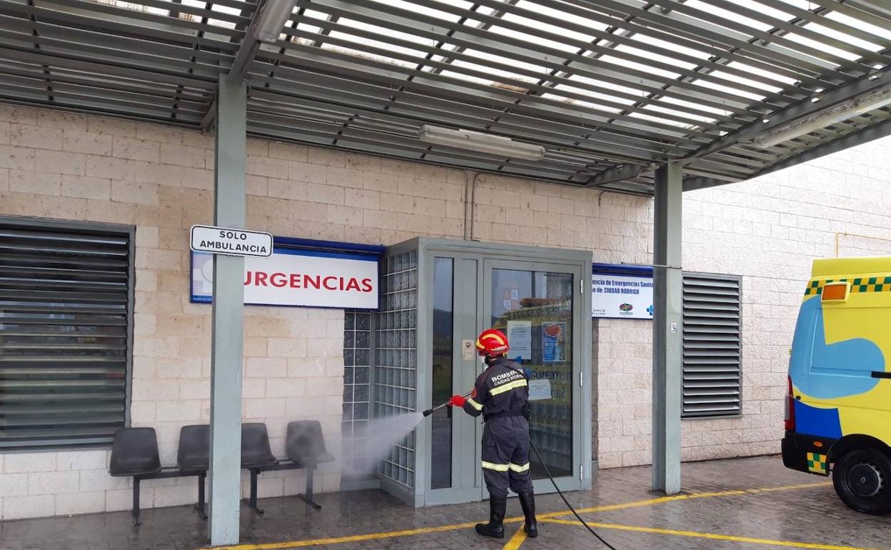 Un bomberode la Diputación, en el centro de salud de Ciudad Rodrigo.