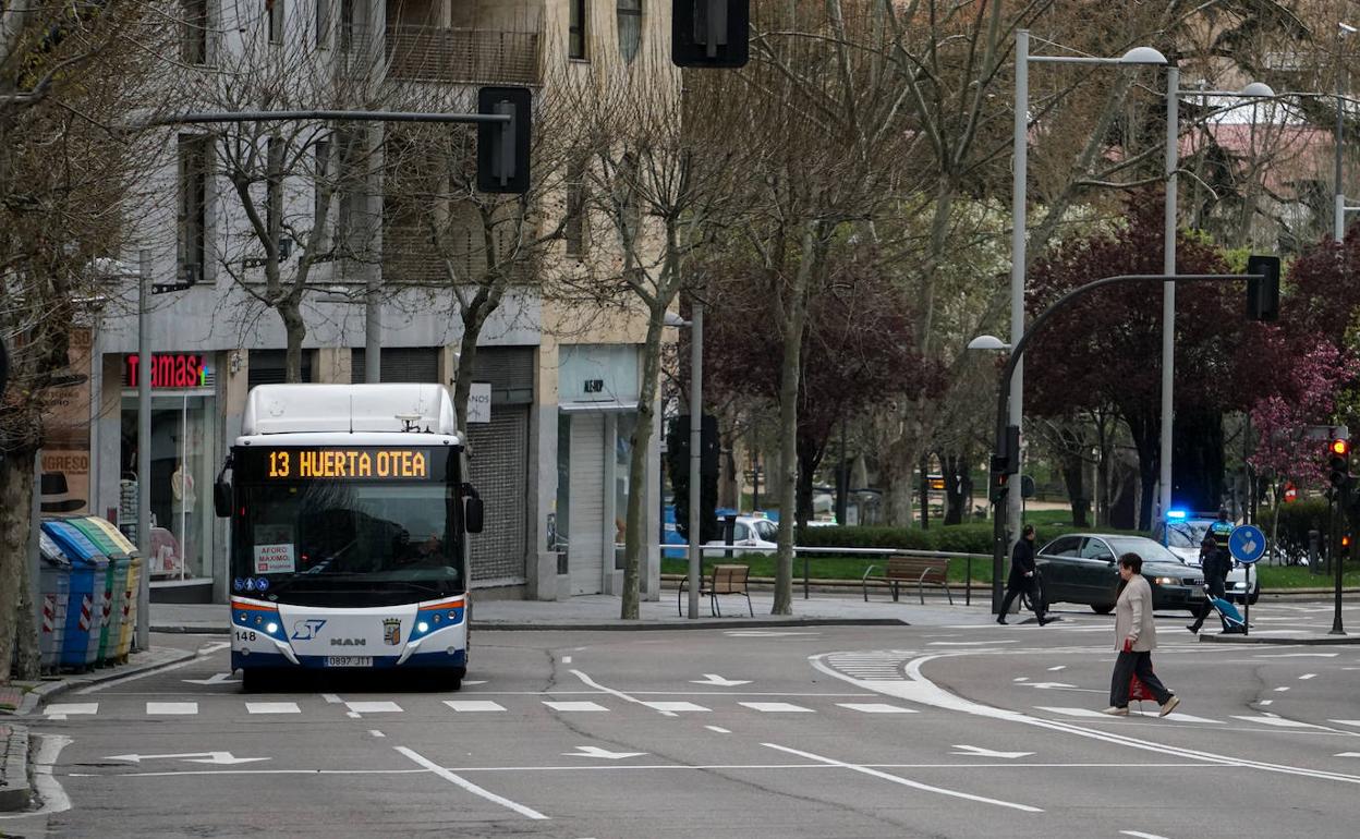 Un autobús urbano, en la avenida de Mirat.