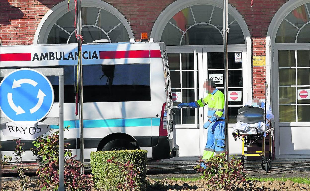 Traslado de pacientes desde el Hospital Río Carrión al Hospital San Telmo.