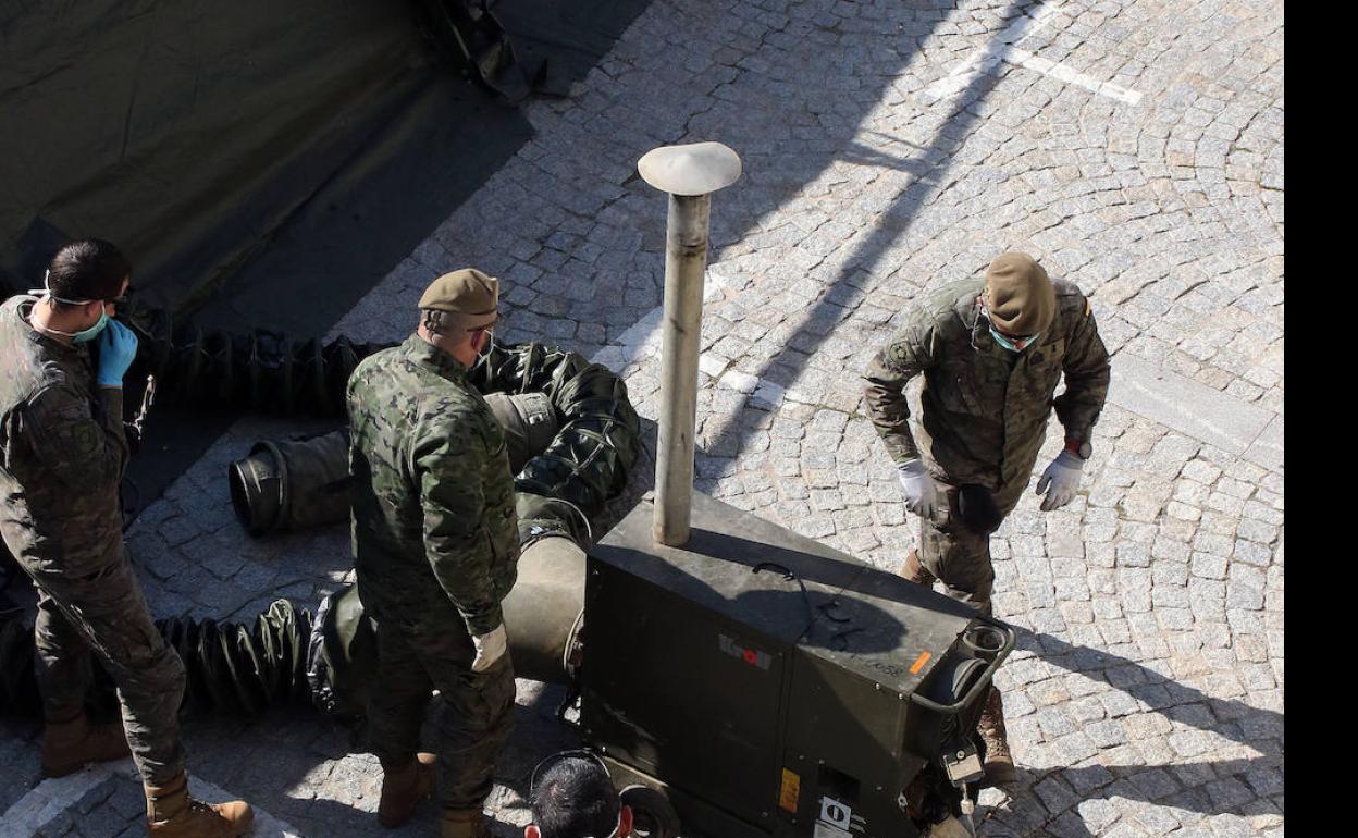 Militares, ayer, durante las tareas de montaje del hospital de campaña. 