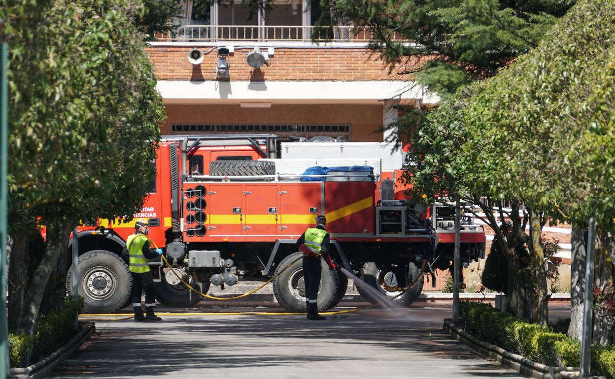 Efectivos de la Unidad Militar de Emergencias actúan en una residencia de Santa Marta de Tormes.