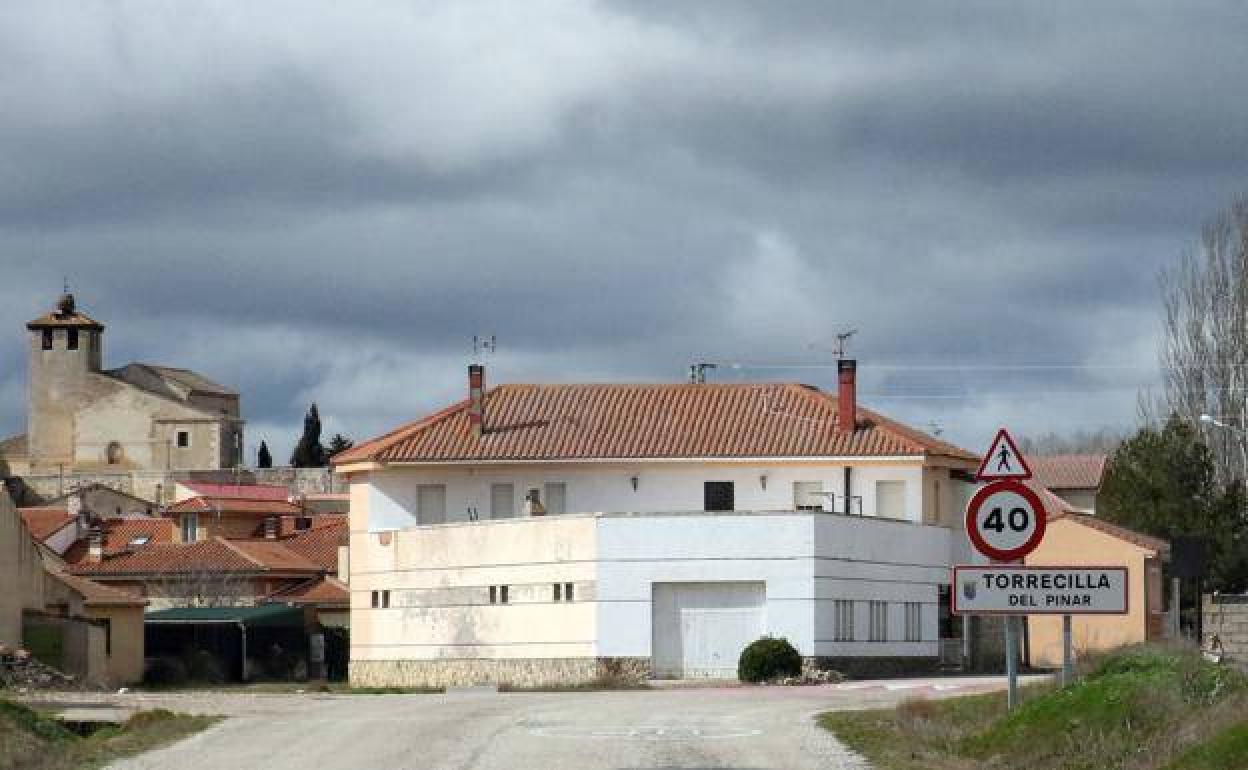 Acceso a la localidad de Torrecilla del Pinar. 