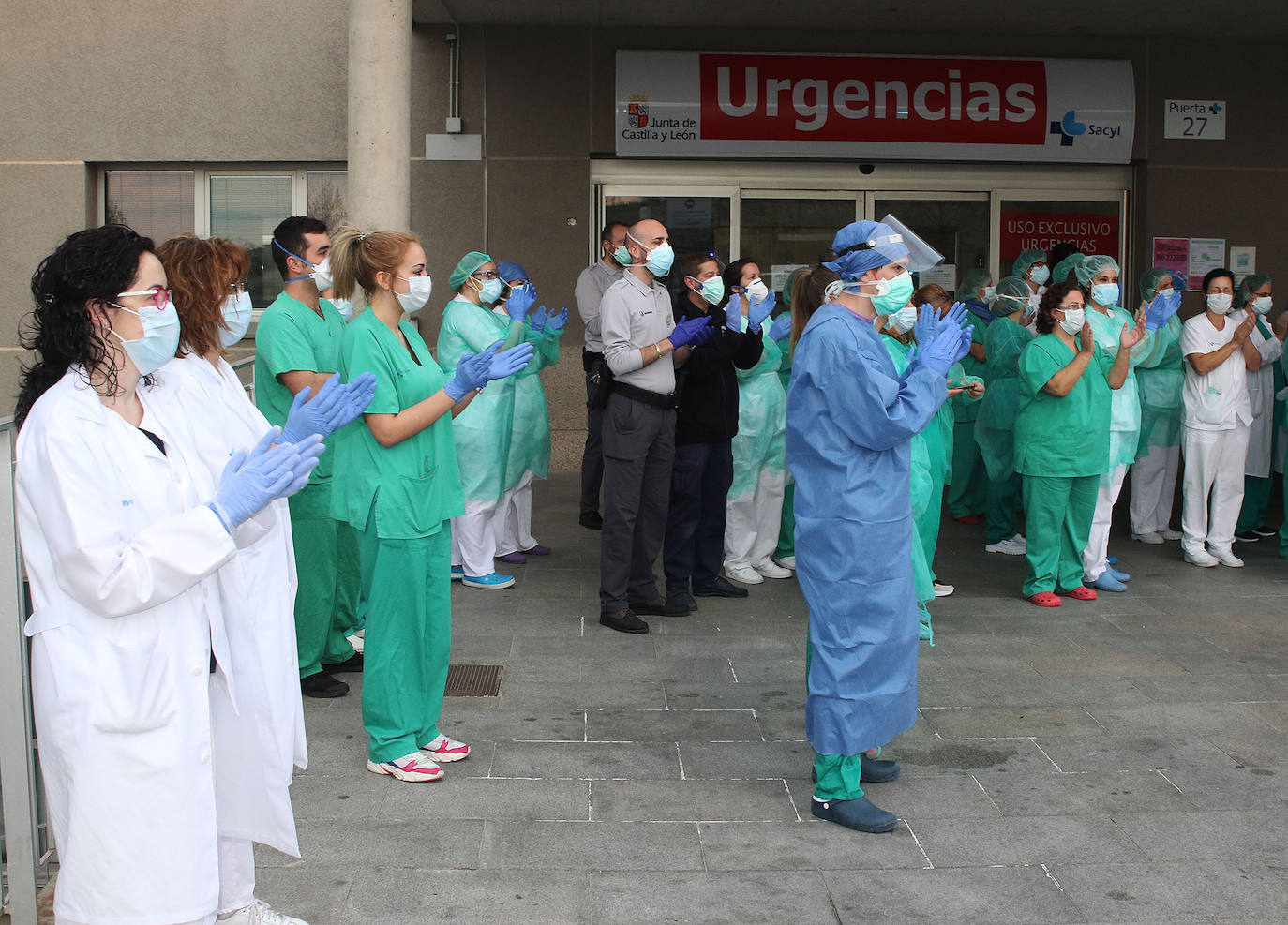 Personal sanitario aplaude a las puertas de Urgencias.