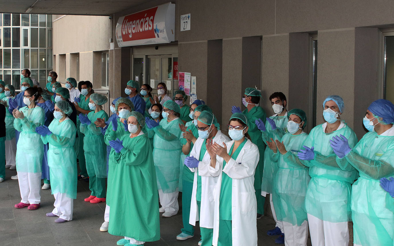 Personal sanitario aplaude a las puertas de Urgencias.