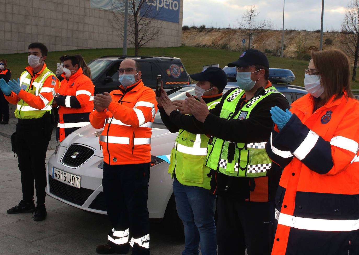 Personal sanitario aplaude a las puertas de Urgencias.