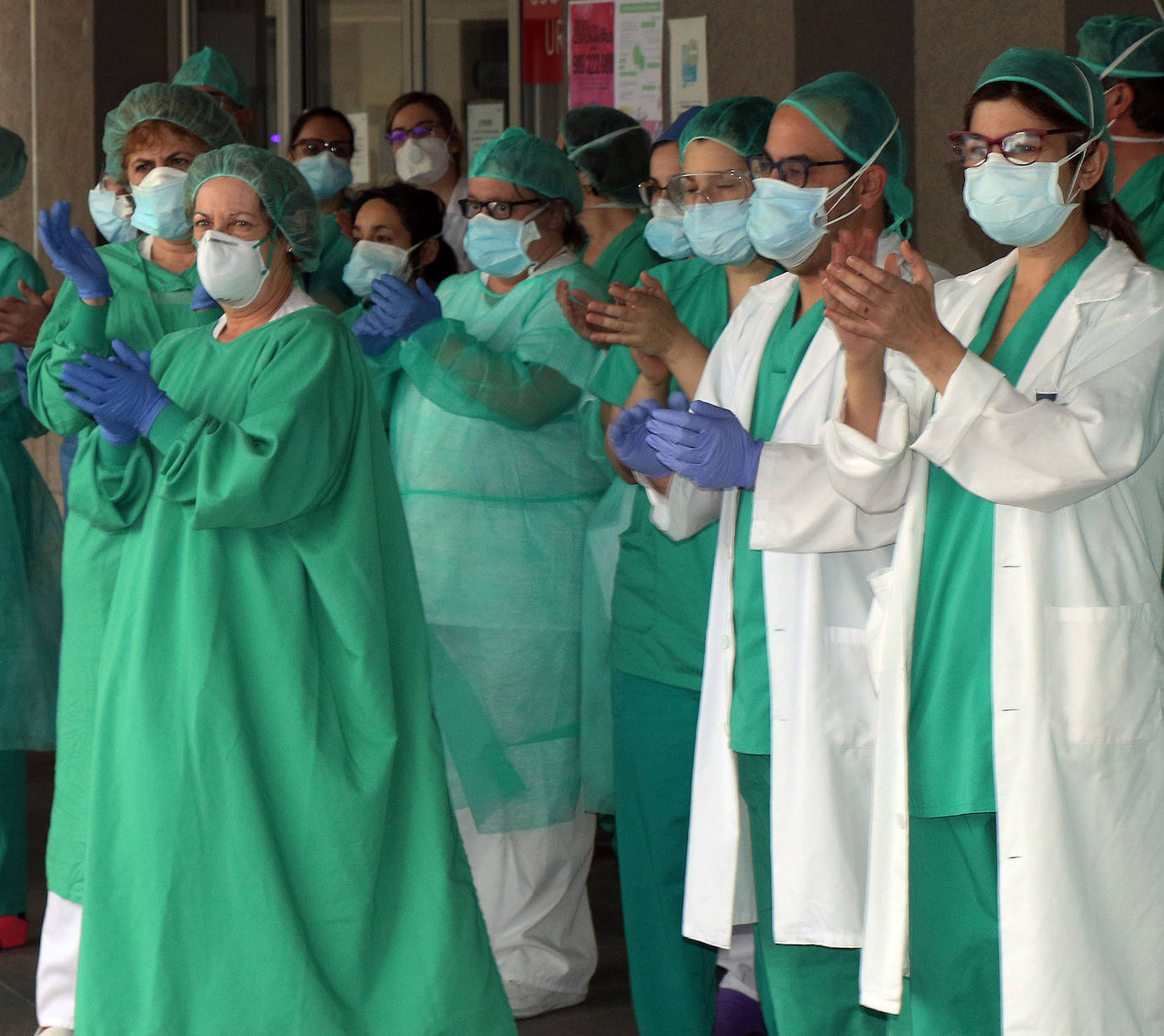 Personal sanitario aplaude a las puertas de Urgencias.