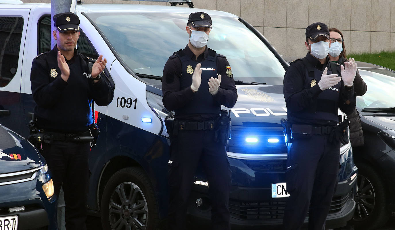 Personal sanitario aplaude a las puertas de Urgencias.