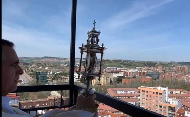 Cristóbal Peña bendice Valladolid desde el edificio de Las Mercedes.