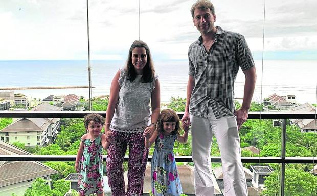 Irene Lacasa con su pareja, Pascal y sus dos hijas, en Hong Kong.