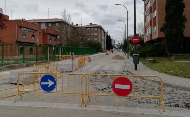 Obras de urbanización, que estuvieron en marcha hasta la semana pasada, paralizadas en la calle Ecuador.