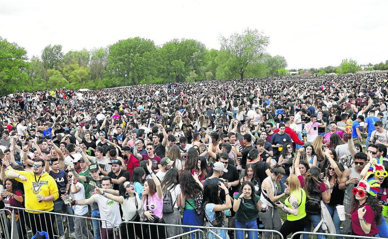 Celebración multitudinaria de la fiesta de Ingenierías Agrarias en Ribera Sur del año pasado.