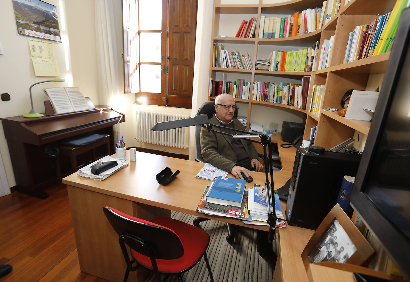 El sacerdote David García, en su habitación de la Casa Sacerdotal, en una imagen del pasado mes de enero. 