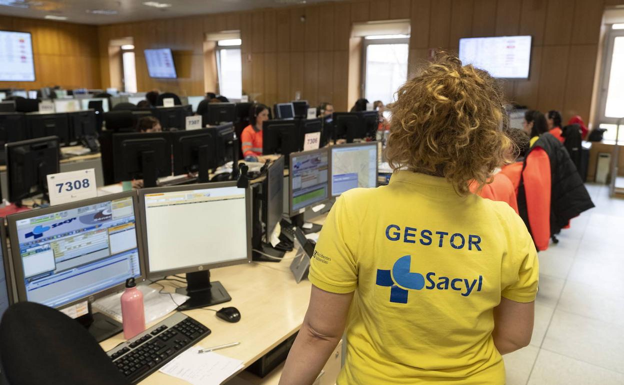 Una de las gestoras de Emergencias del 112 Castilla y León, en la sala de llamadas..