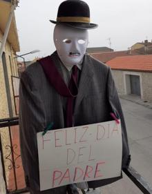 Imagen secundaria 2 - Tres de los modelos expuestos en el balcón por el vecino de Montemayor.