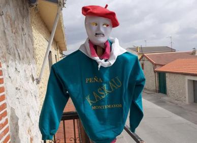 Imagen secundaria 1 - Tres de los modelos expuestos en el balcón por el vecino de Montemayor.