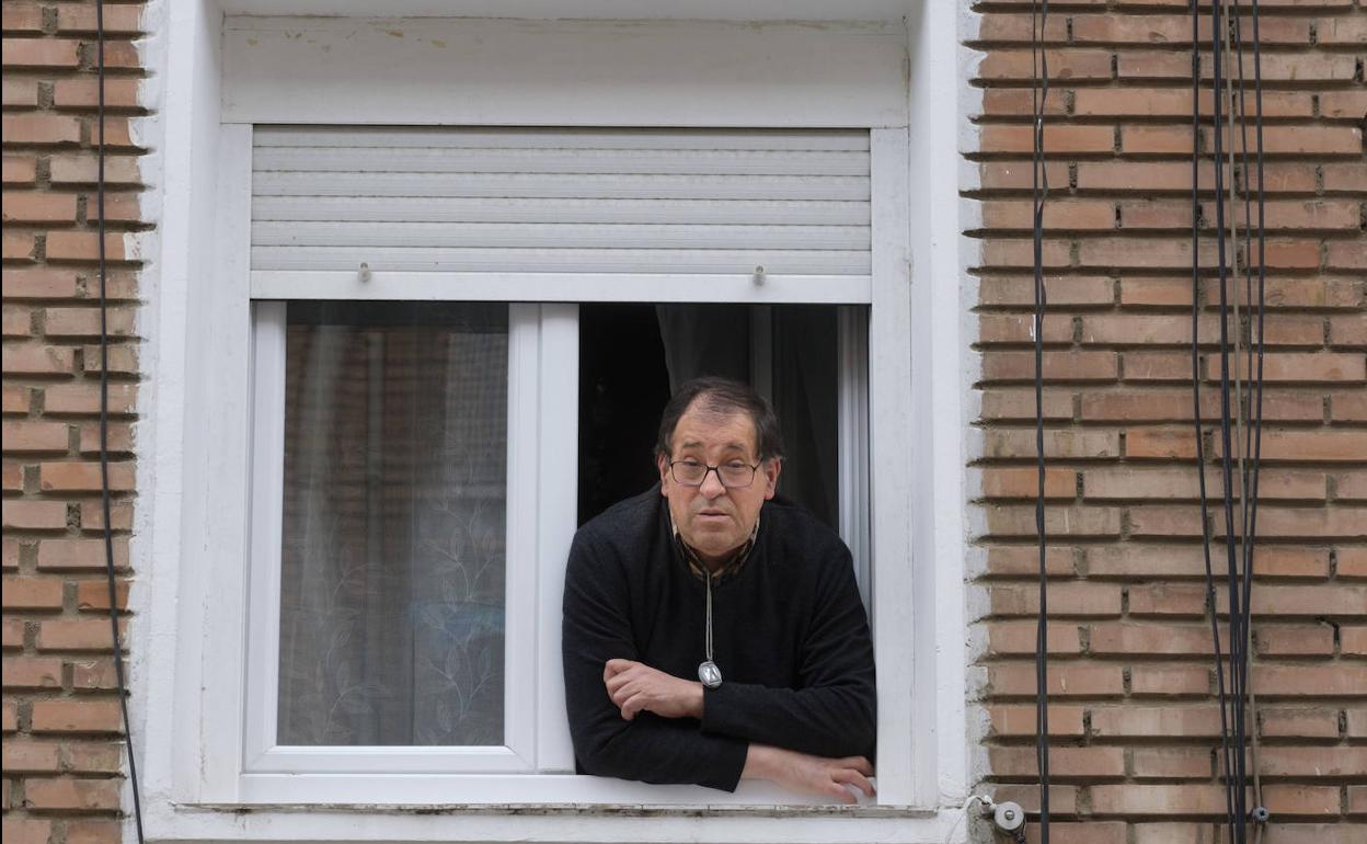 Santiago Guzón, usuario de ayuda a domicilio, desde la ventana de su casa en Cuatro de Marzo. 