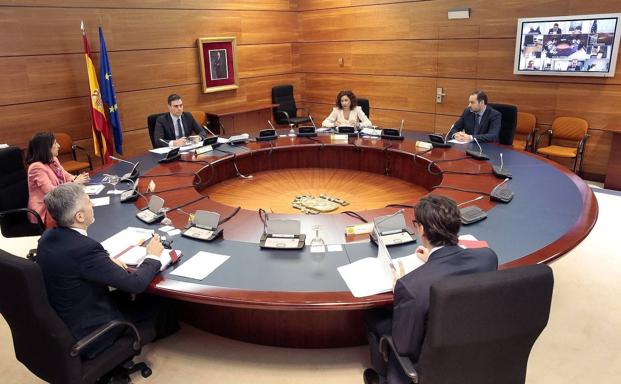 Reunión del Consejo de Ministros, con solo seis miembros de manera presencial; el resto, conectados por Internet.