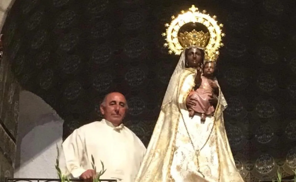 Imagen de Alfredo Ramajo junto a la Virgen de la Peña de Francia