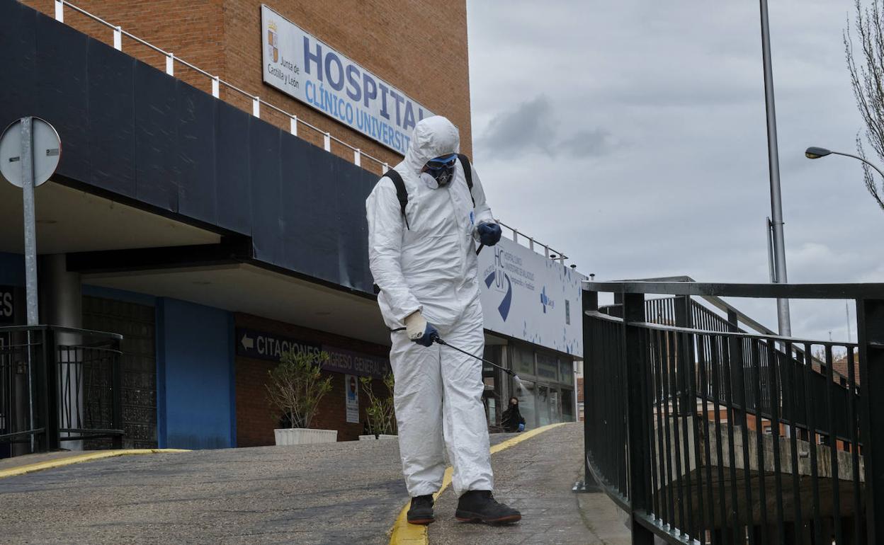 Labores de desinfección en el Hospital Clínico.