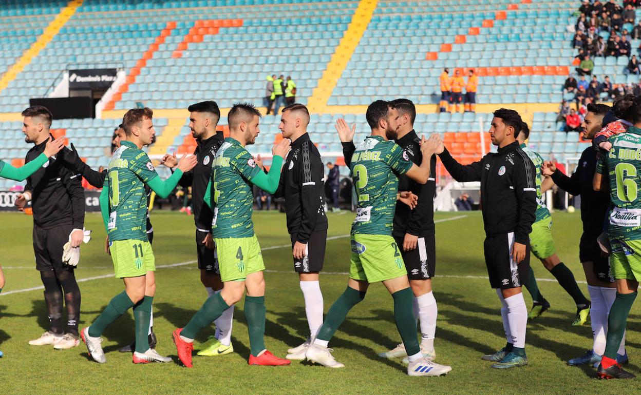 Los jugadores del Salamanca CF UDS y el CD Guijuelo se saludan antes del último derbi. 