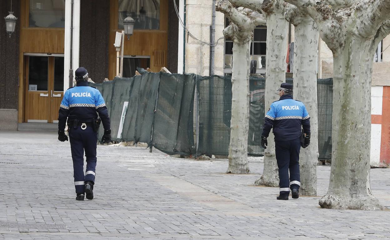 Dos agentes de la Policía Local, este lunes, en la Plaza Mayor de Palencia.